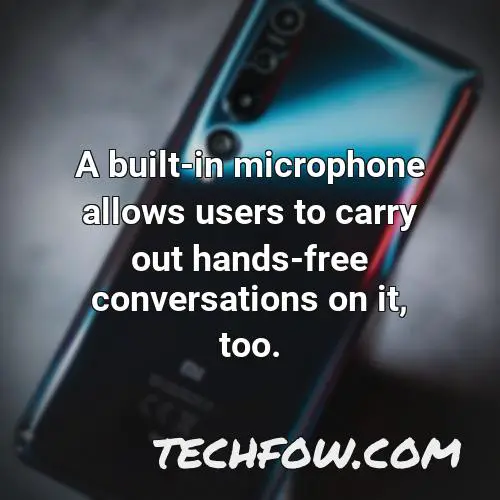a built in microphone allows users to carry out hands free conversations on it too