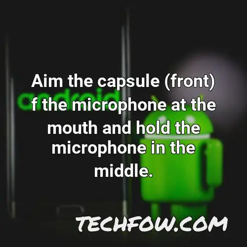 aim the capsule front f the microphone at the mouth and hold the microphone in the middle