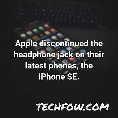 apple discontinued the headphone jack on their latest phones the iphone se