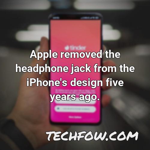 apple removed the headphone jack from the iphone s design five years ago 1