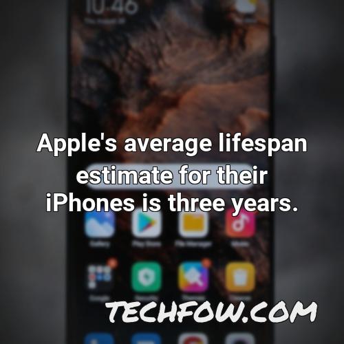 apple s average lifespan estimate for their iphones is three years