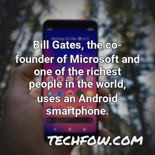 bill gates the co founder of microsoft and one of the richest people in the world uses an android smartphone