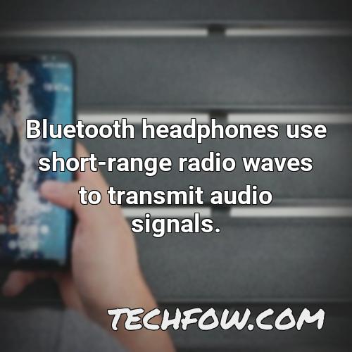 bluetooth headphones use short range radio waves to transmit audio signals