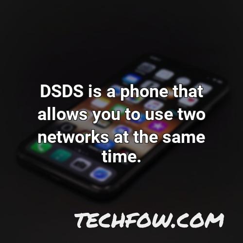 dsds is a phone that allows you to use two networks at the same time