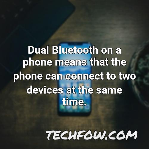 dual bluetooth on a phone means that the phone can connect to two devices at the same time