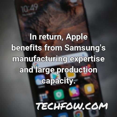 in return apple benefits from samsung s manufacturing expertise and large production capacity
