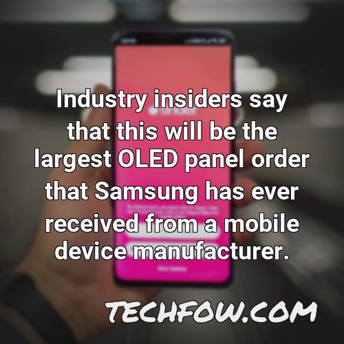 industry insiders say that this will be the largest oled panel order that samsung has ever received from a mobile device manufacturer