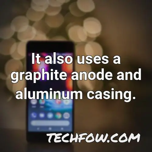 it also uses a graphite anode and aluminum casing 1