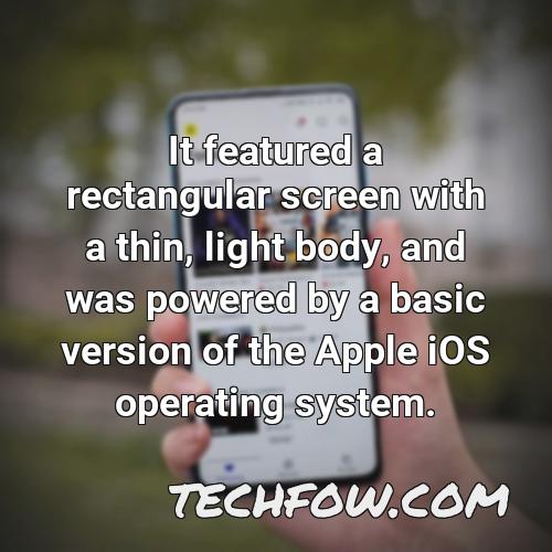it featured a rectangular screen with a thin light body and was powered by a basic version of the apple ios operating system