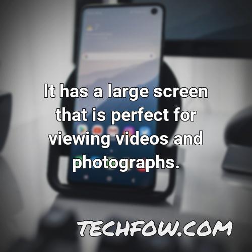 it has a large screen that is perfect for viewing videos and photographs