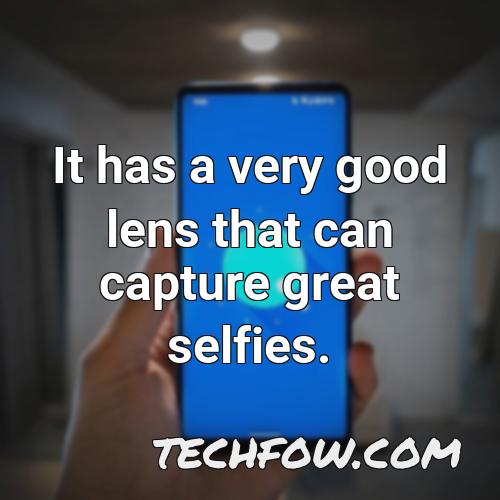 it has a very good lens that can capture great selfies