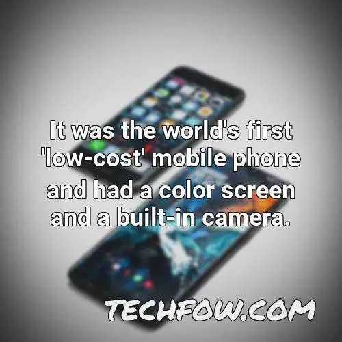 it was the world s first low cost mobile phone and had a color screen and a built in camera