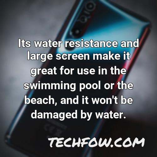 its water resistance and large screen make it great for use in the swimming pool or the beach and it won t be damaged by water