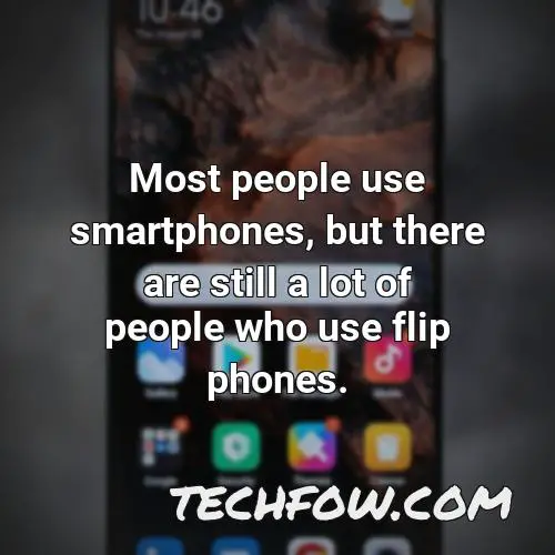 most people use smartphones but there are still a lot of people who use flip phones