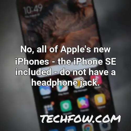 no all of apple s new iphones the iphone se included do not have a headphone jack