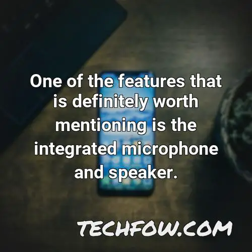 one of the features that is definitely worth mentioning is the integrated microphone and speaker