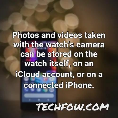 photos and videos taken with the watch s camera can be stored on the watch itself on an icloud account or on a connected iphone