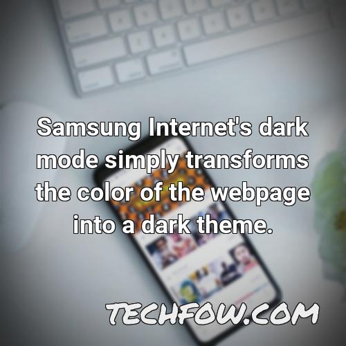 samsung internet s dark mode simply transforms the color of the webpage into a dark theme