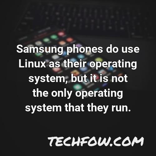 samsung phones do use linux as their operating system but it is not the only operating system that they run