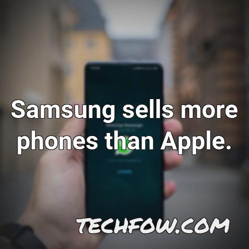 samsung sells more phones than apple