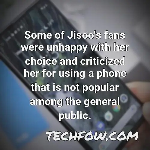 some of jisoo s fans were unhappy with her choice and criticized her for using a phone that is not popular among the general public