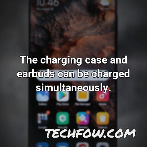 the charging case and earbuds can be charged simultaneously