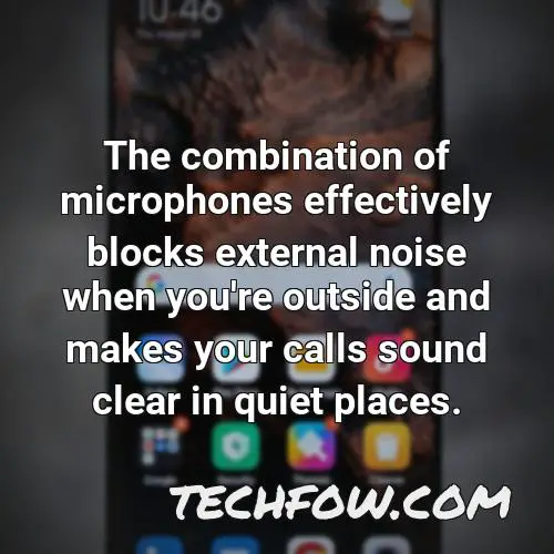 the combination of microphones effectively blocks external noise when you re outside and makes your calls sound clear in quiet places