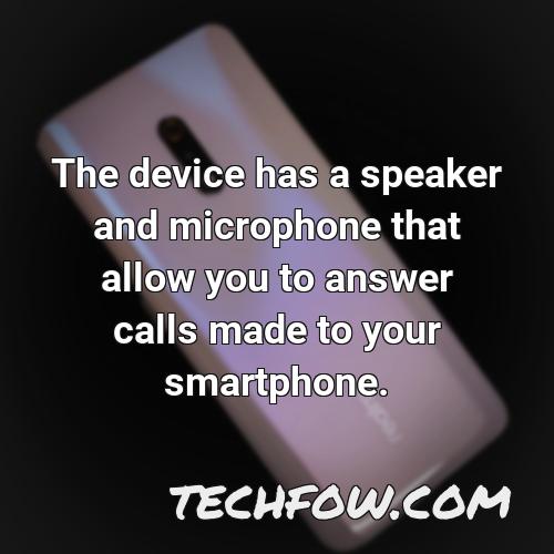 the device has a speaker and microphone that allow you to answer calls made to your smartphone