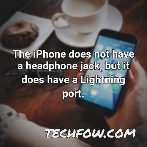the iphone does not have a headphone jack but it does have a lightning port 1