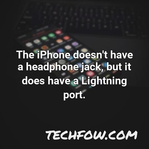 the iphone doesn t have a headphone jack but it does have a lightning port 2