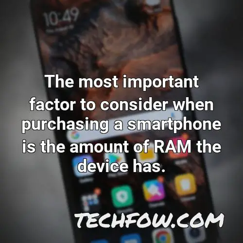 the most important factor to consider when purchasing a smartphone is the amount of ram the device has