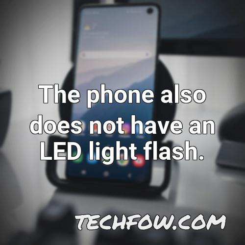 the phone also does not have an led light flash