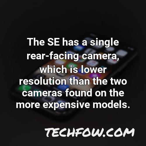 the se has a single rear facing camera which is lower resolution than the two cameras found on the more expensive models