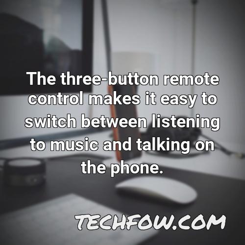 the three button remote control makes it easy to switch between listening to music and talking on the phone