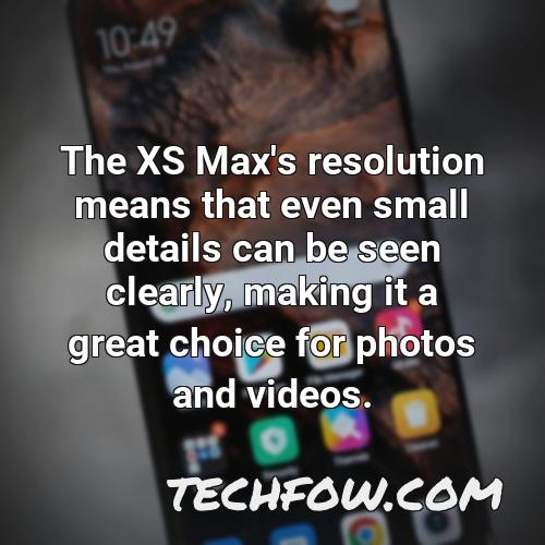 the xs max s resolution means that even small details can be seen clearly making it a great choice for photos and videos