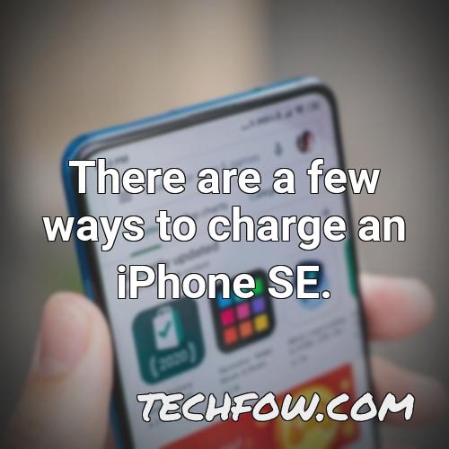 there are a few ways to charge an iphone se