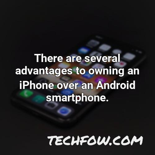 there are several advantages to owning an iphone over an android smartphone