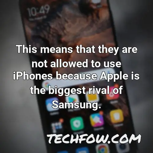 this means that they are not allowed to use iphones because apple is the biggest rival of samsung
