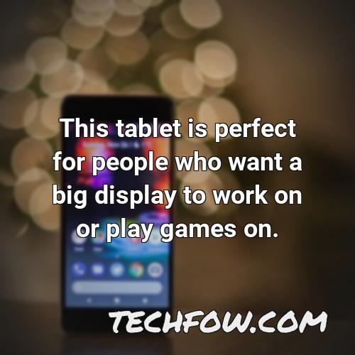 this tablet is perfect for people who want a big display to work on or play games on