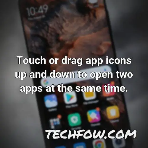 touch or drag app icons up and down to open two apps at the same time