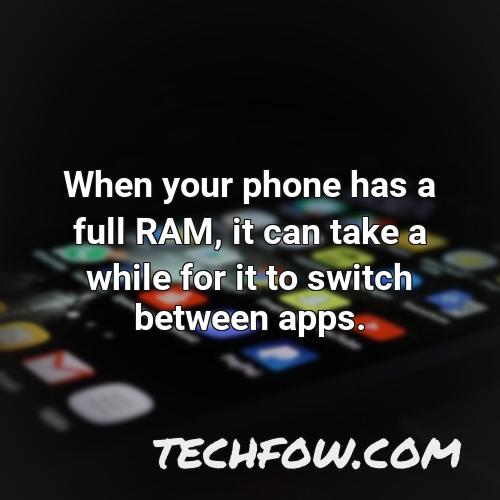 when your phone has a full ram it can take a while for it to switch between apps