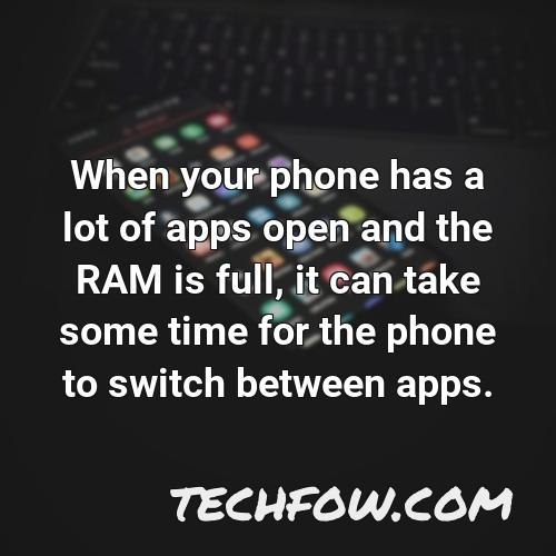 when your phone has a lot of apps open and the ram is full it can take some time for the phone to switch between apps