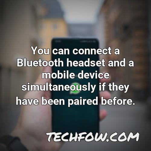 you can connect a bluetooth headset and a mobile device simultaneously if they have been paired before