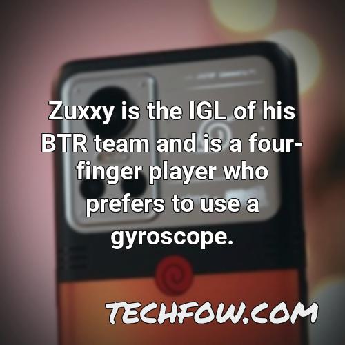 zuxxy is the igl of his btr team and is a four finger player who prefers to use a gyroscope