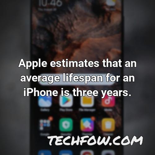 apple estimates that an average lifespan for an iphone is three years