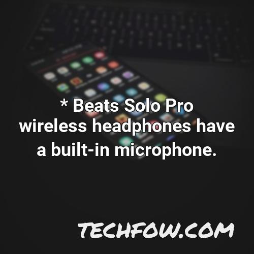 beats solo pro wireless headphones have a built in microphone