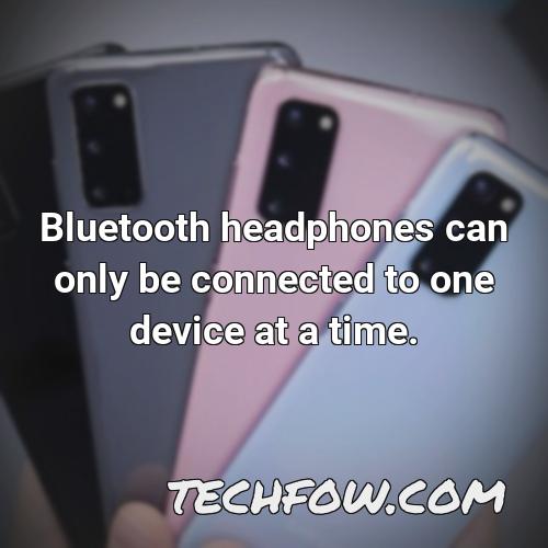 bluetooth headphones can only be connected to one device at a time