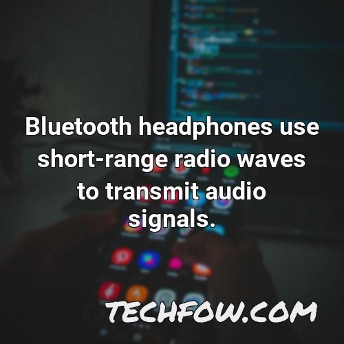 bluetooth headphones use short range radio waves to transmit audio signals