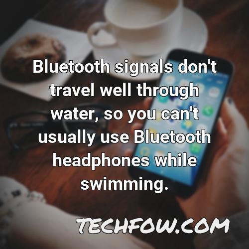 bluetooth signals don t travel well through water so you can t usually use bluetooth headphones while swimming