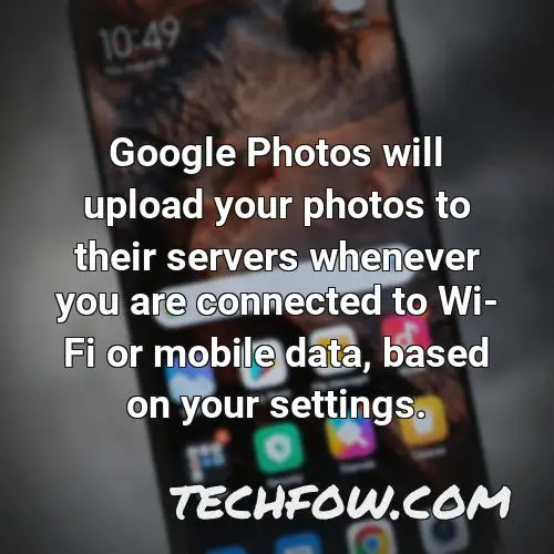 google photos will upload your photos to their servers whenever you are connected to wi fi or mobile data based on your settings